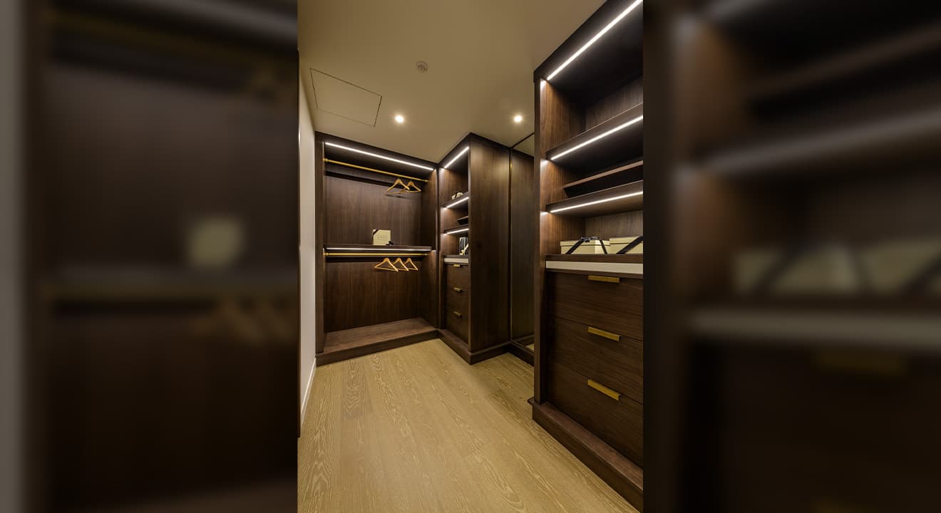 WALK-IN CLOSET